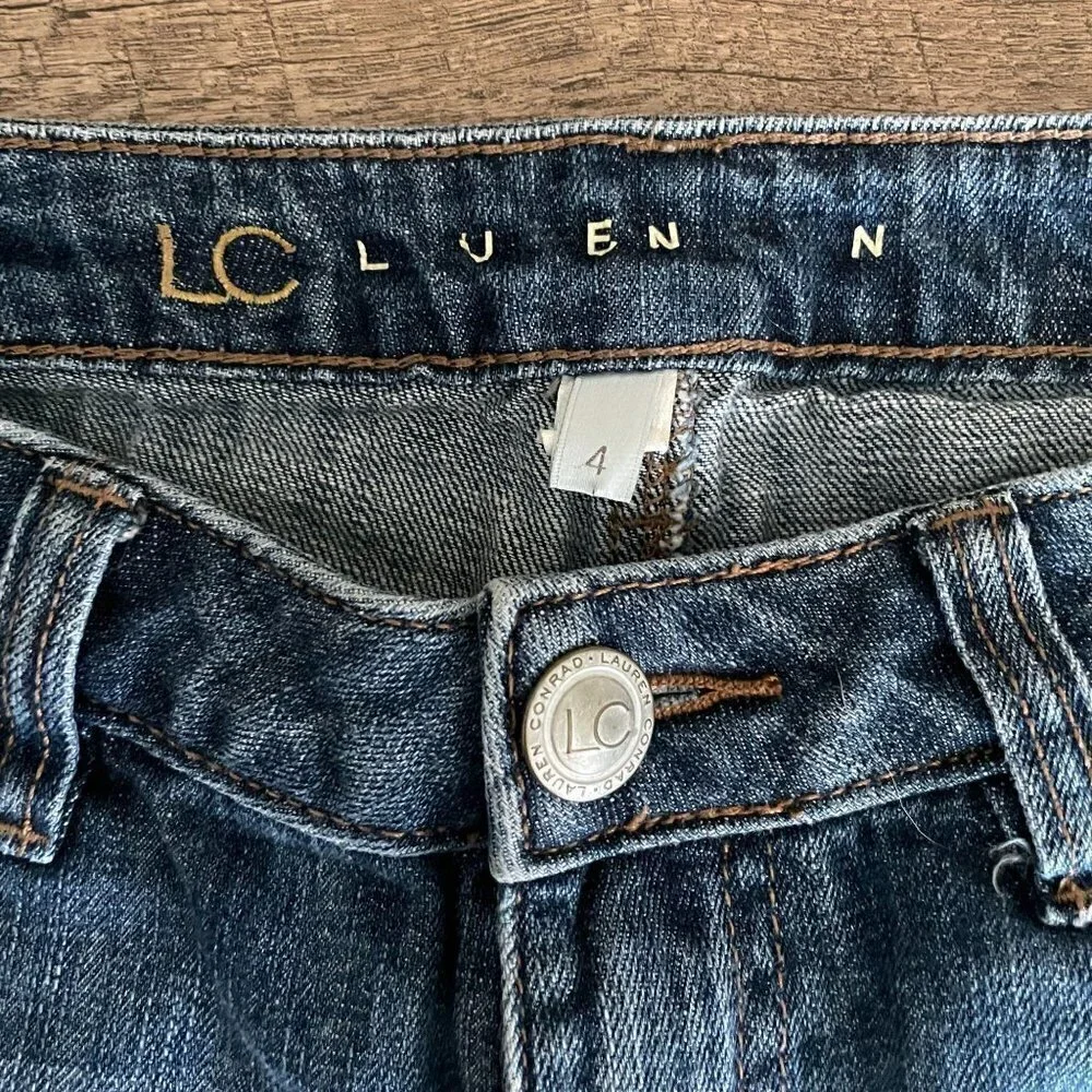 🌺 Lauren Conrad Mid Rise Cuffed Distressed Jean Shorts Size 4